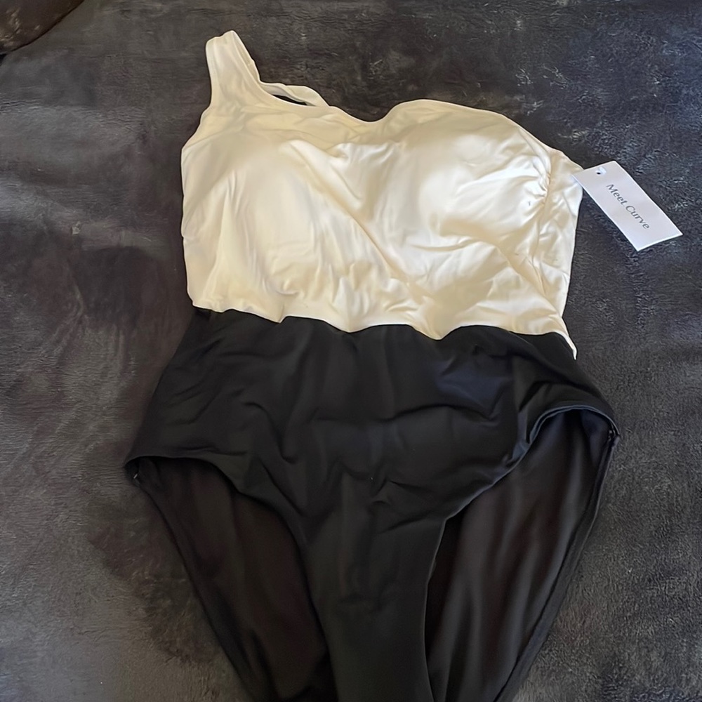 NWT black/white one shoulder color block suit